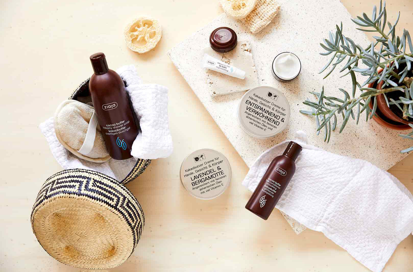 Auswahl an Kosmetikprodukten mit Kakaobutter