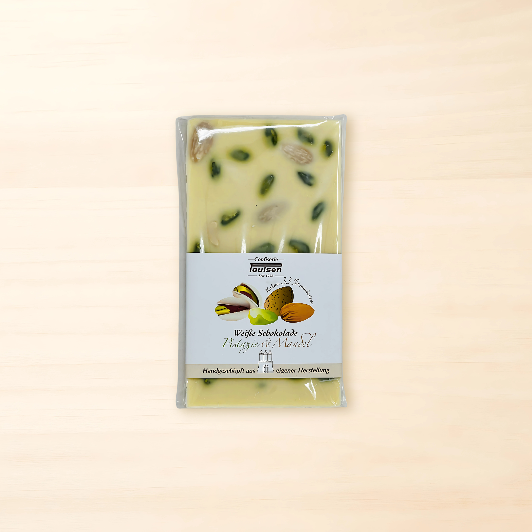 Handgeschöpfte weiße Schokoladentafel mit sichtbaren Pistazien- und Mandelstücken