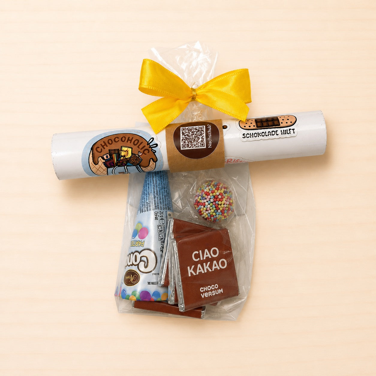 Chocoversum Geburtstagstüte mit Stickerbogen, Konfetti-Kugeln, Ciao-Kakao-Täfelchen und Schokolinsen-Waffeltüte.