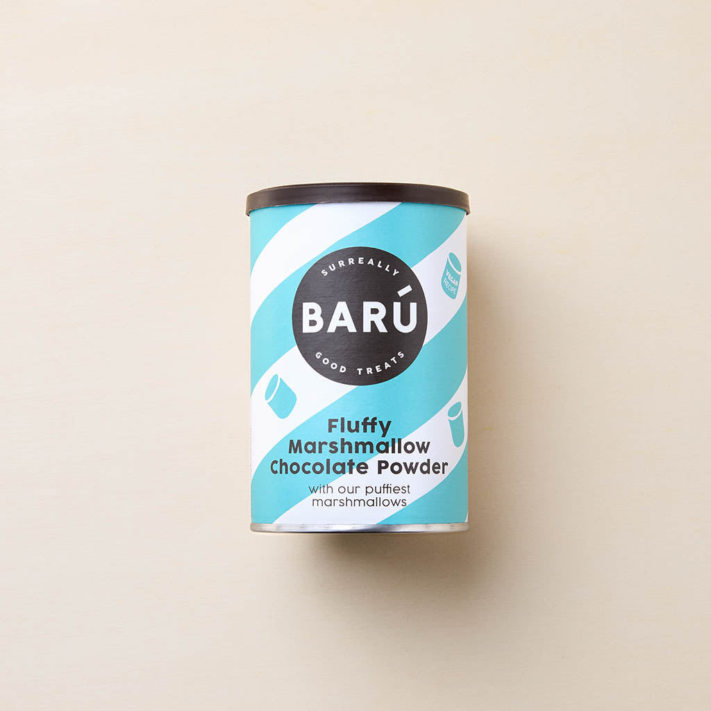 Blau-weiß gestreifte Dose mit schwarz-weißem Logo, Artikelaufschrift und grafischen Marshmallows