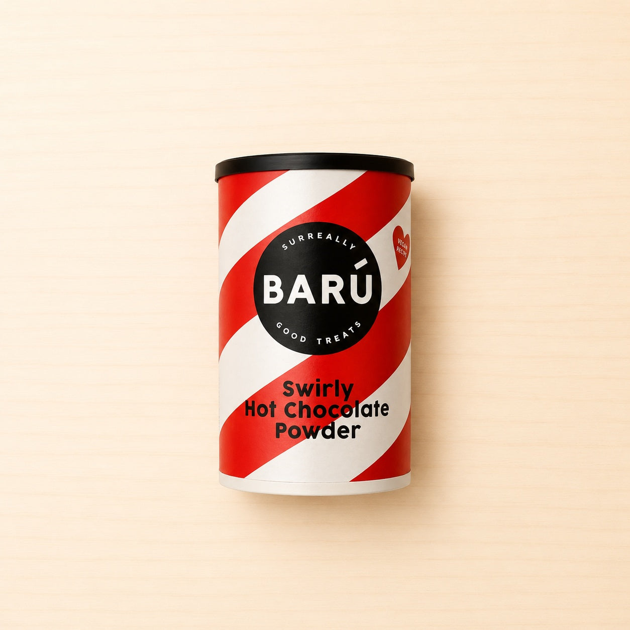Dose BARÚ Swirly Hot Chocolate Powder mit schwarzem Deckel und rot-weiß gestreiftem Design. Die vegane Trinkschokolade ist auf der Vorderseite der Verpackung gekennzeichnet und präsentiert sich in einer auffälligen, modernen Dose.