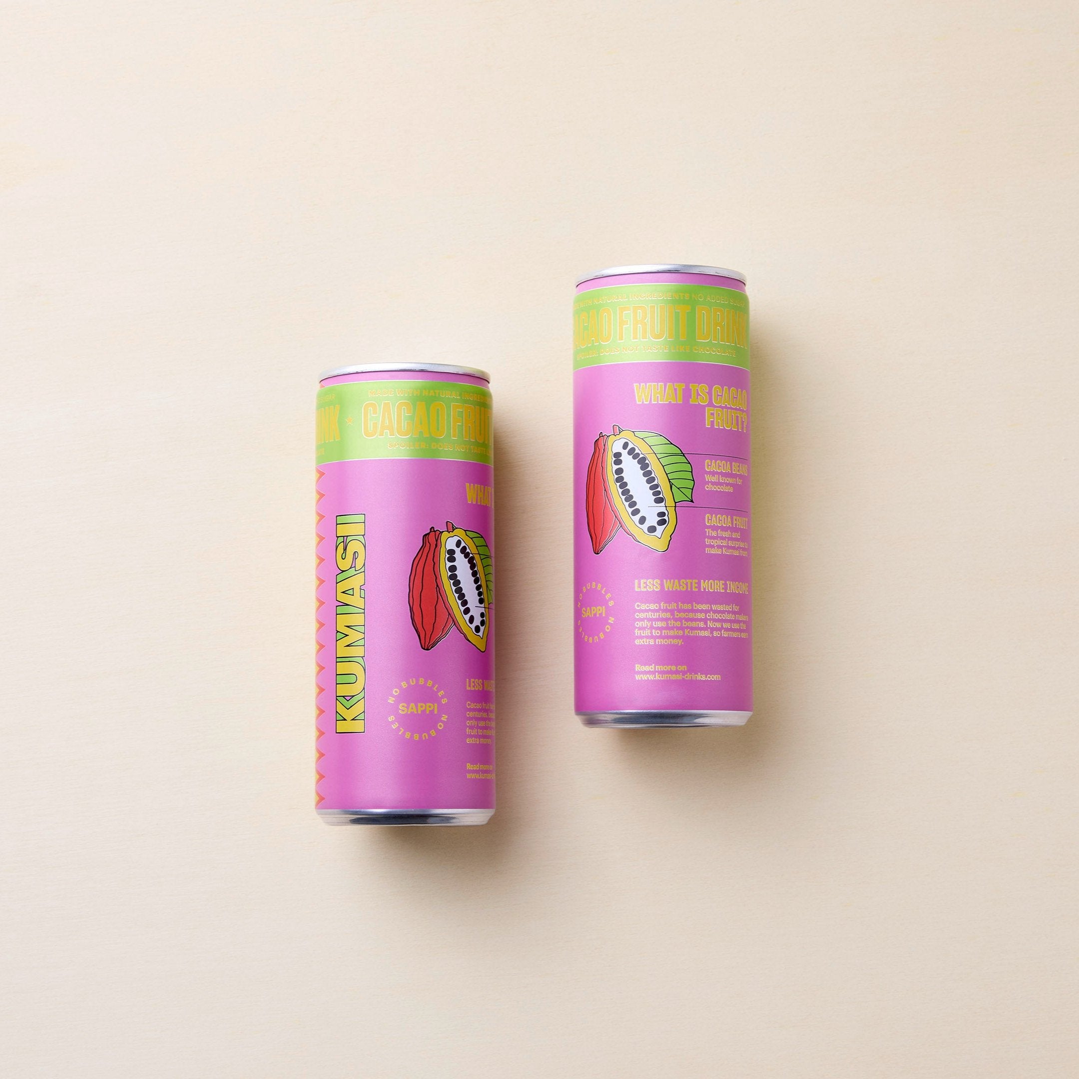 Getränkedose in Pink mit gelber Schrift. Abgebildet ist eine geschlossene und eine offene Kakaofrucht.