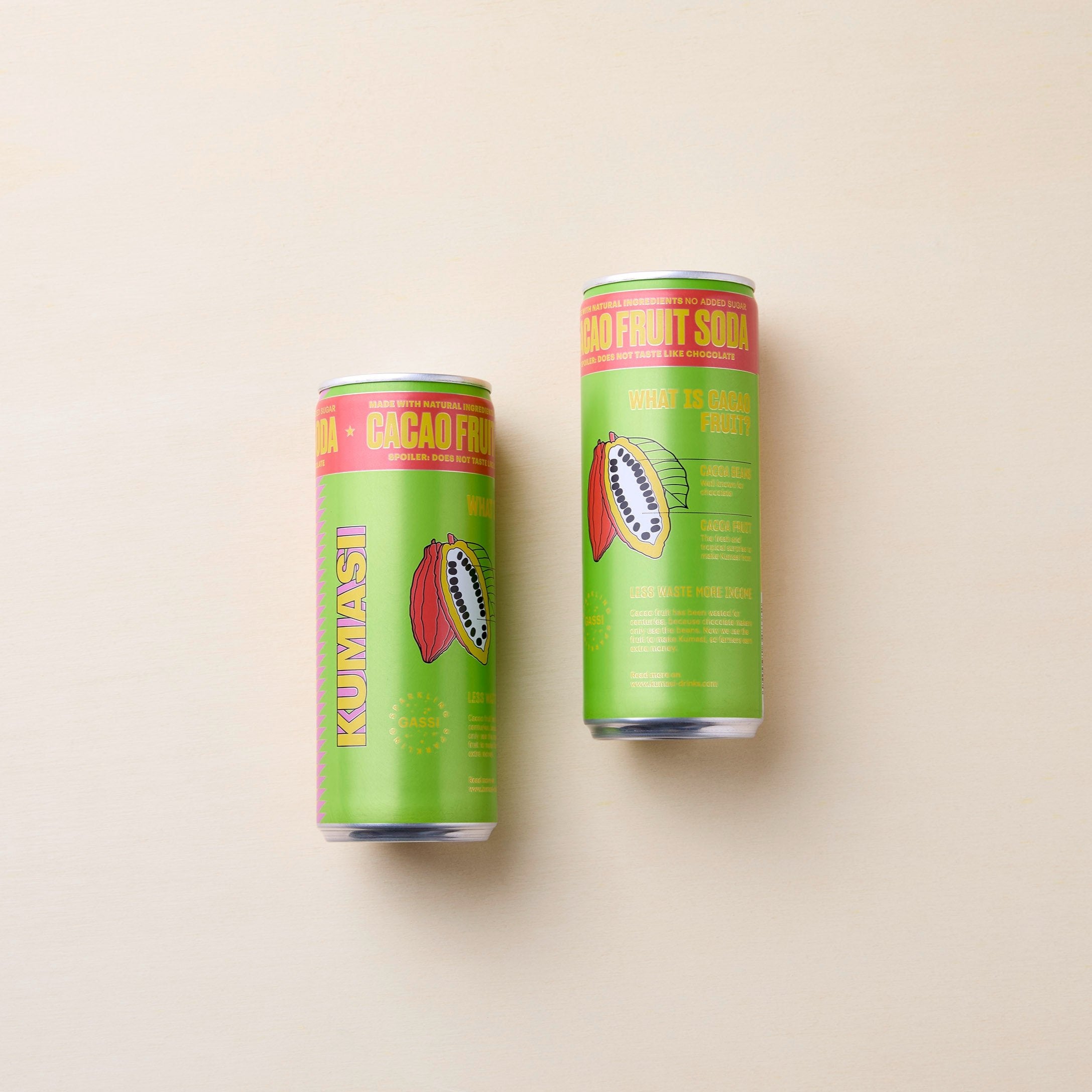 Getränkedose in Grün mit Schrift. Abgebildet isr eine geschlossene und eine geöffnete Kakaofrucht.