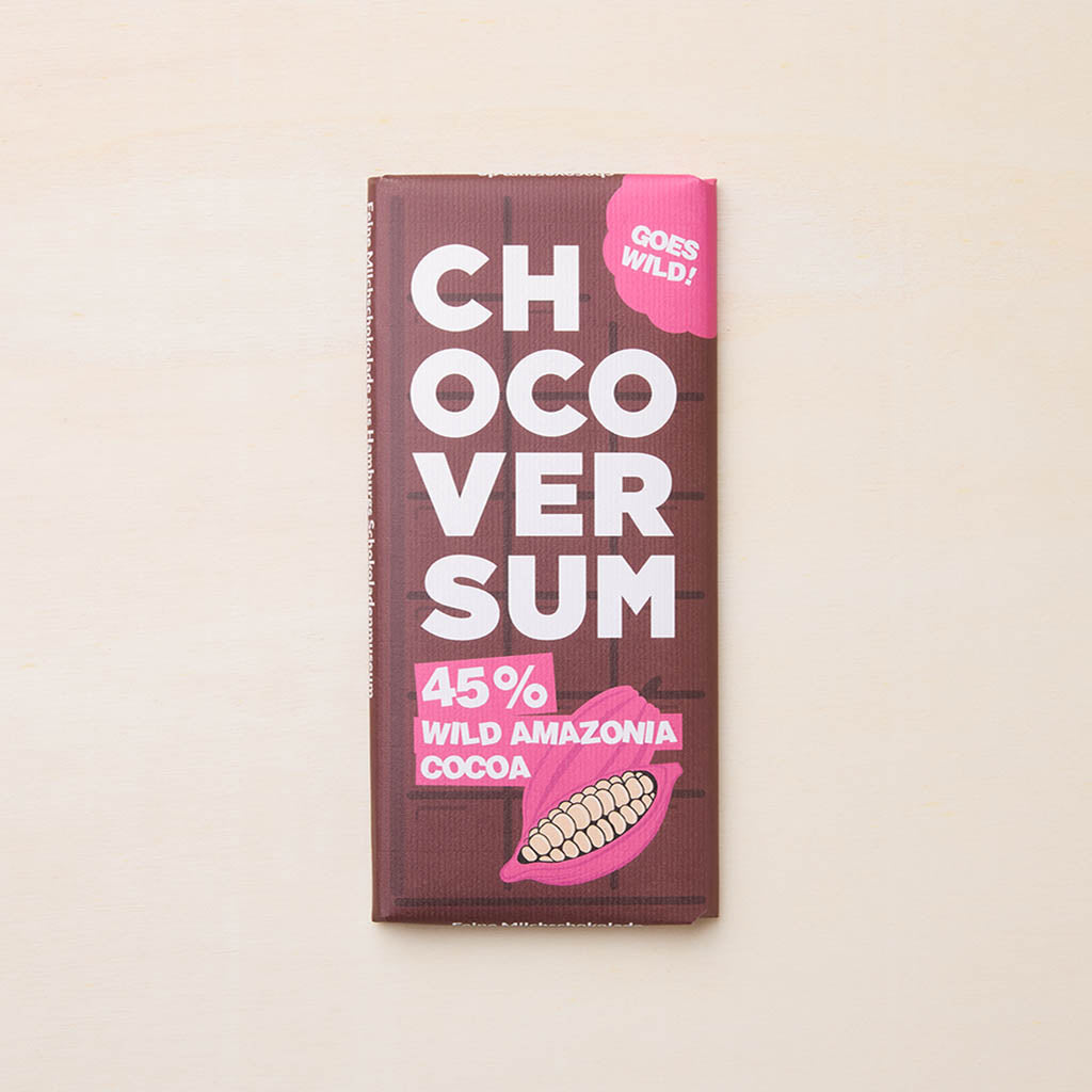 Chocoversum-Schokolade mit Wildkakao aus dem Amazonasgebiet – auffälliges Verpackungsdesign mit rosa Kakaofrucht und „Goes Wild!“-Slogan.