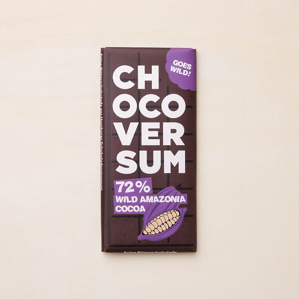 Chocoversum-Schokolade mit Wildkakao aus dem Amazonasgebiet – auffälliges Verpackungsdesign mit lila Kakaofrucht und „Goes Wild!“-Slogan.