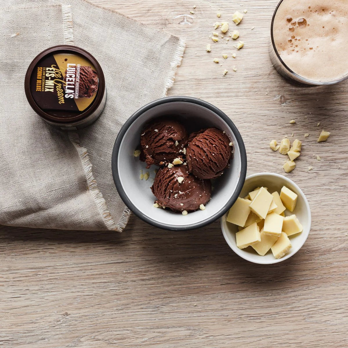 Serviervorschlag mit Eis-Mix-Dose und fertigem Eis in Schale