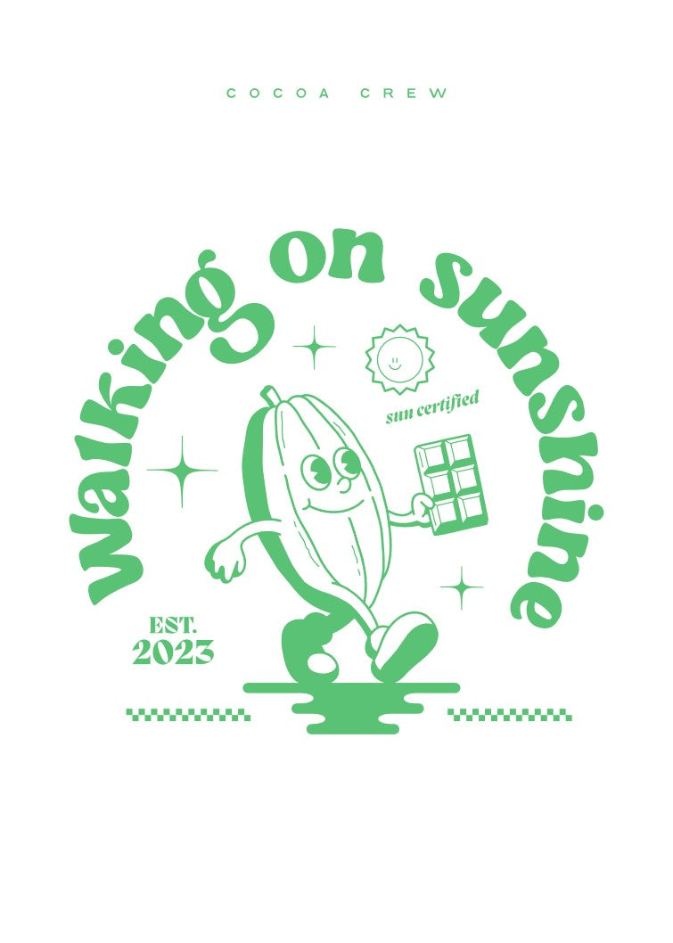 Weiße Postkartenvorderseite mit grüner Aufschrift "walking on sunshine" und laufender Kakaofrucht im Comicstyle mit Schokoladentafel in der Hand