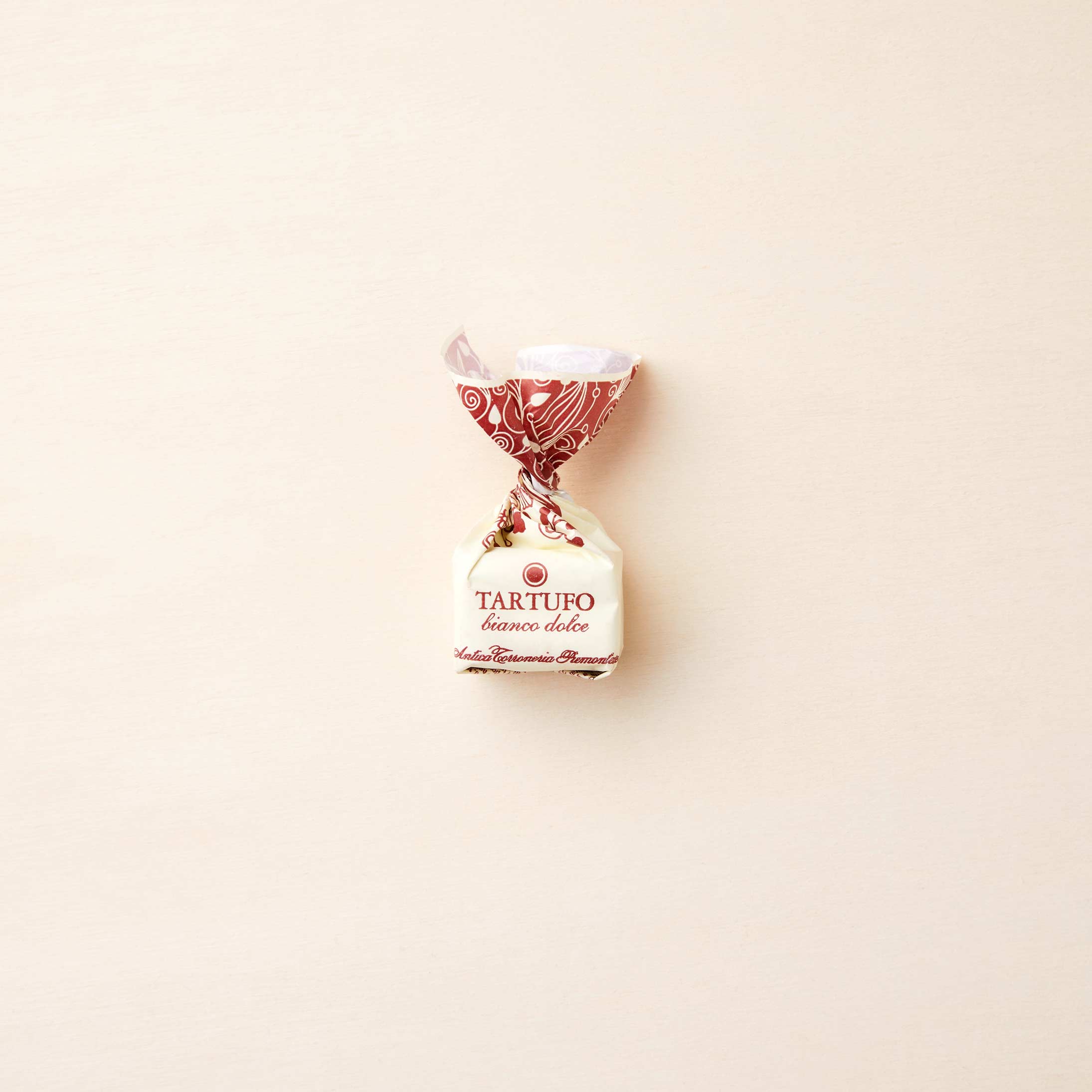 italienischer Schokoladen-Trüffel mit weißer Schokolade und Haselnüssen von Antica Tartufo