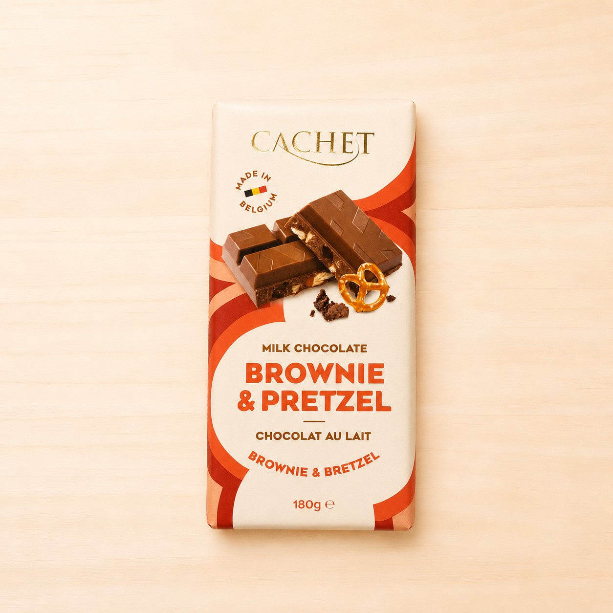 Verpackte Tafel Cachet Vollmilchschokolade „Brownie & Pretzel“ (180 g) mit Abbildung von Schokoladenstücken, Brownie-Stückchen und einer Brezel auf hellem Hintergrund.