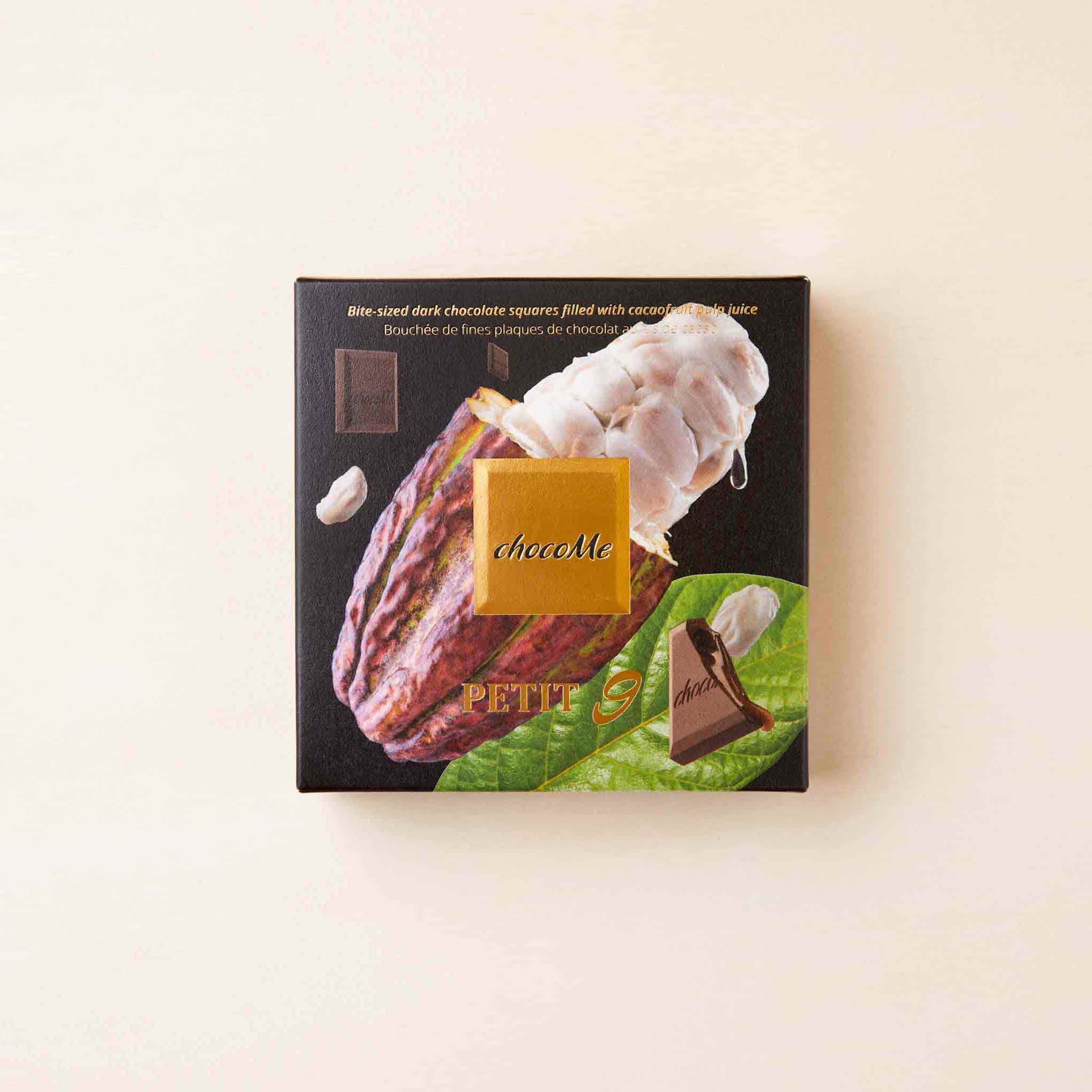 bissgroße dunkle Schokoladenquadrate mit Kakaosaftkonzentrat gefüllt