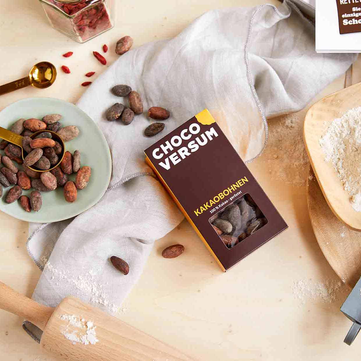 Kakaobohnen aus dem Chocoversum und Backzutaten auf einem Tisch