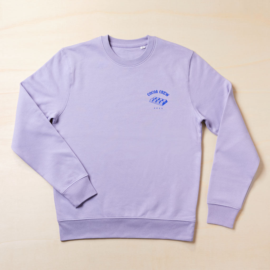 fliederfarbener Sweater Vorderseite mit lila Aufdruck Cocoa Crew oben links