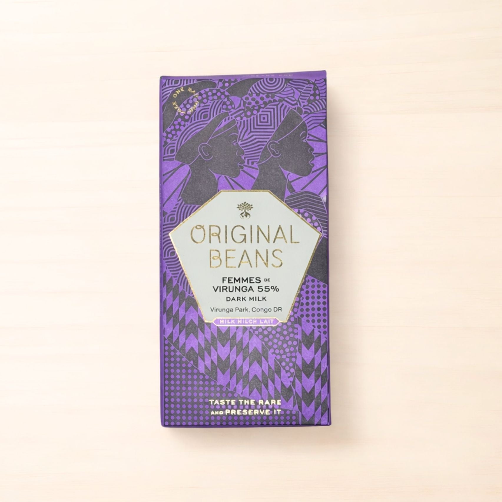 Original Beans „Femmes de Virunga“ Dark Milk Schokolade mit 55 % Kakao in pink-violetter Verpackung mit grafischen Frauenporträts.
