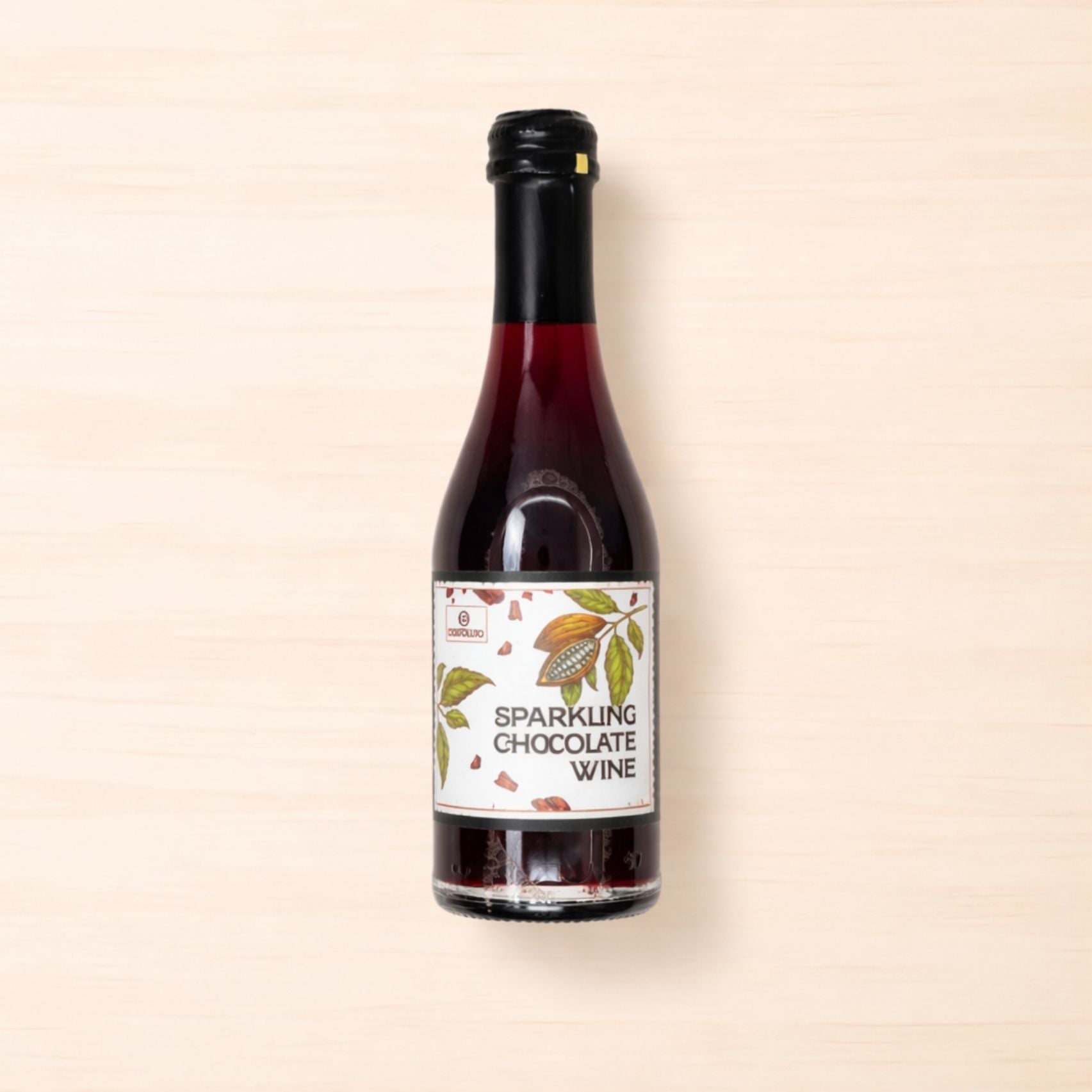 Kleine Flasche Sparkling Chocolate Wine von Costoluto mit Kakao-Schoten-Illustration auf dem Etikett.