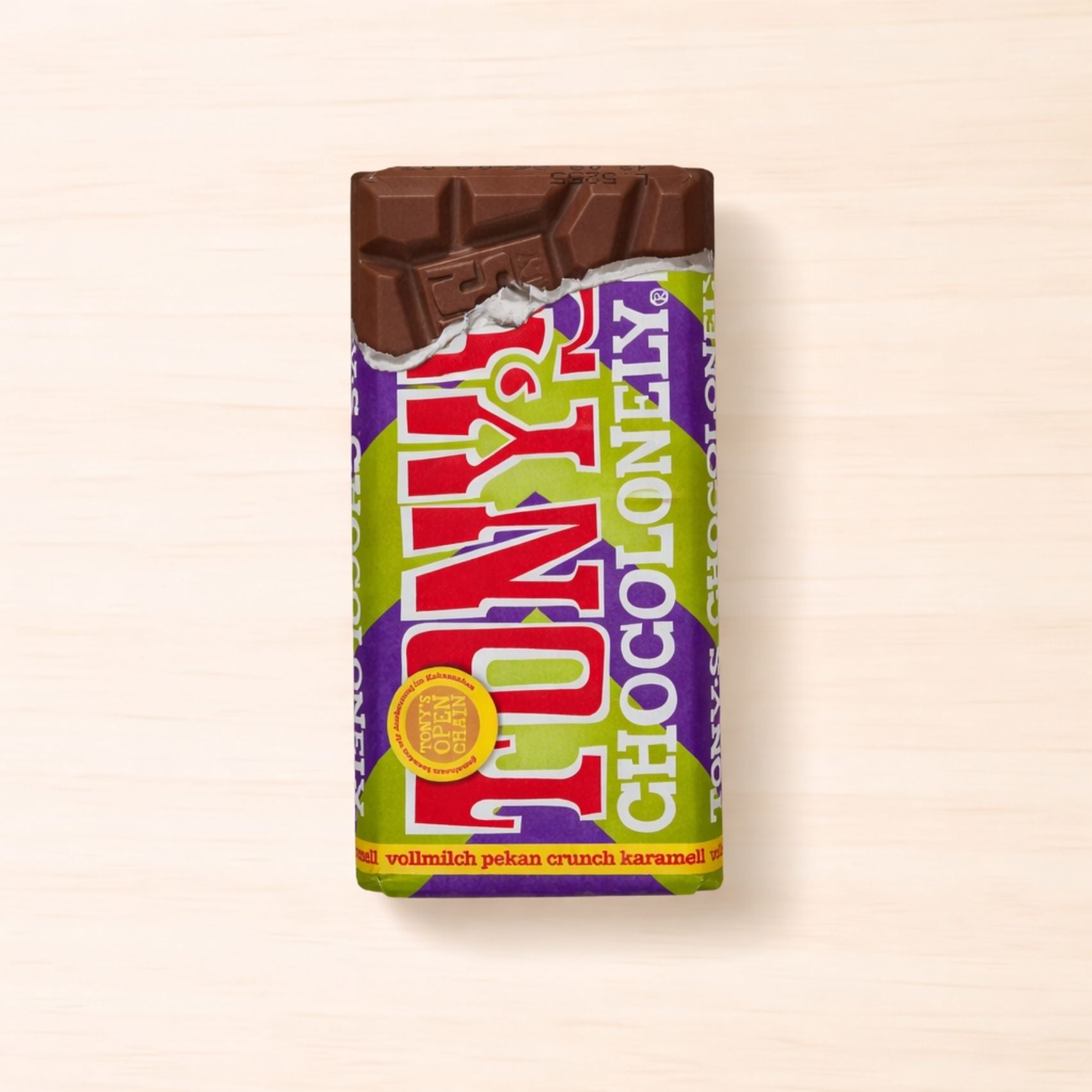 Tony’s Chocolonely Vollmilchschokolade mit Pekannüssen, Karamell und Keksstückchen in bunter Verpackung