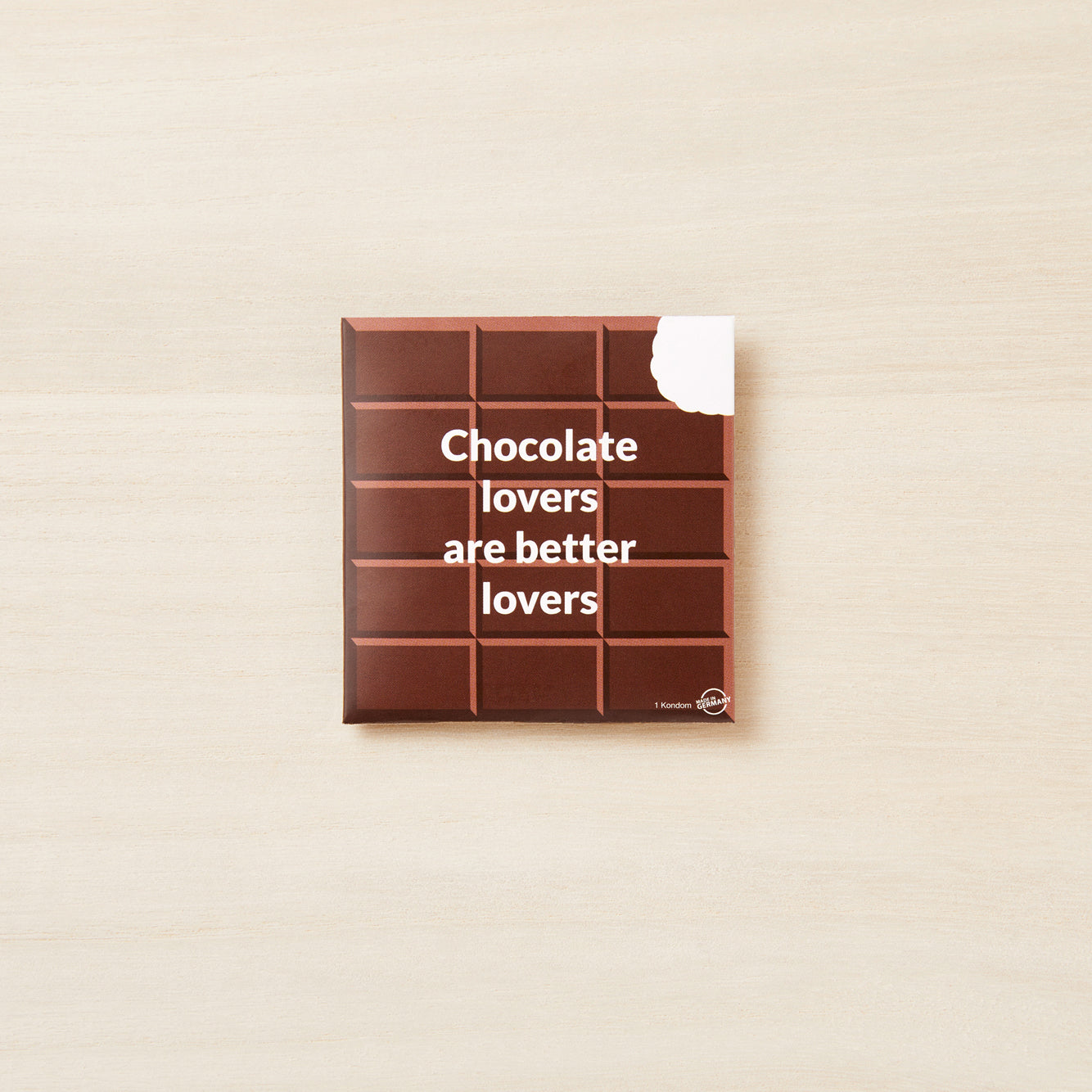 Kondom in Schokoladenoptik verpackt mit Aufschrift "Chocolate lovers are better lovers" von Billy Boy im Chocoversum