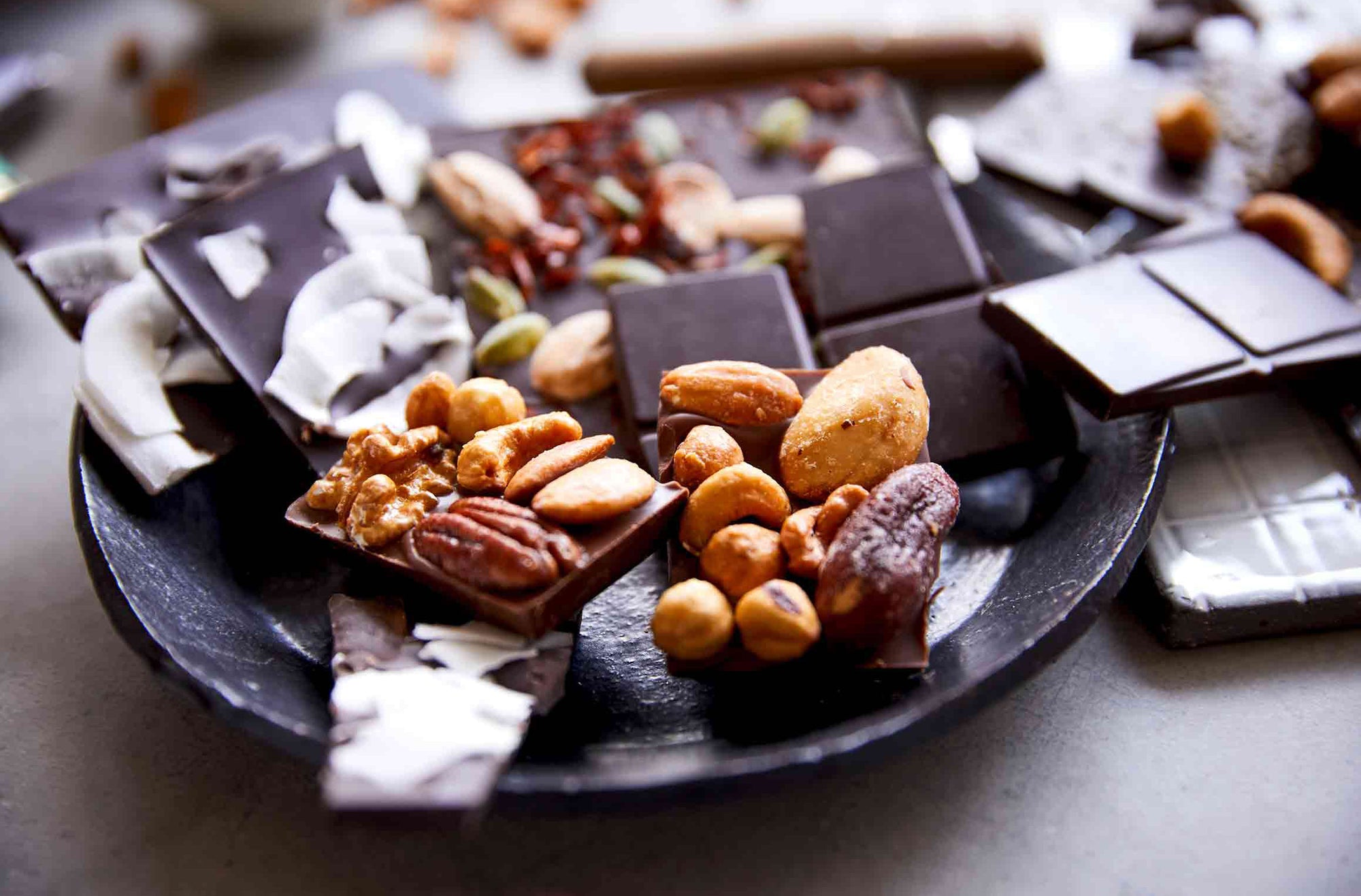 Teller mit Stücken unterschiedlicher Schokolade