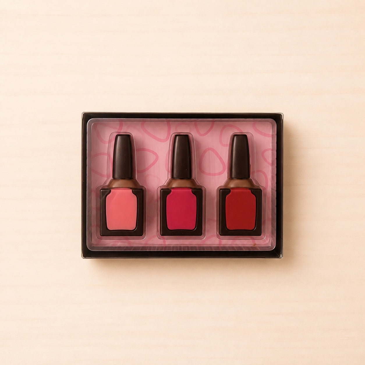 Geschenkset mit drei Schokoladen in Form von Nagellackfläschchen aus Edelvollmilchschokolade.