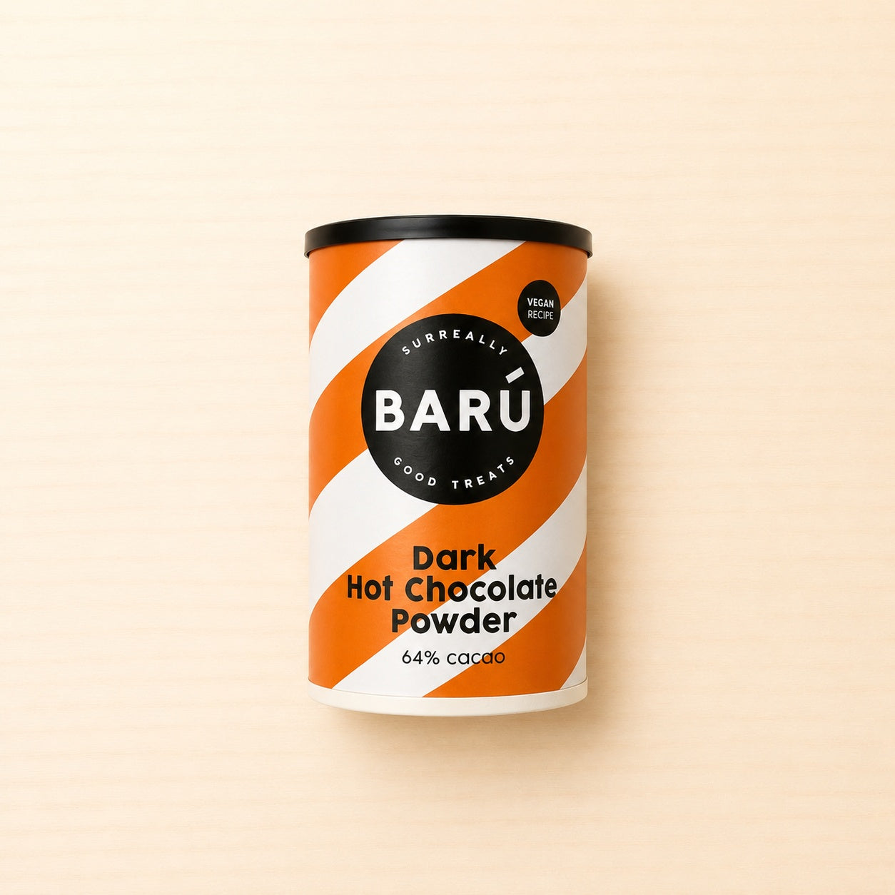 Dose BARÚ Dark Hot Chocolate Powder mit schwarzem Deckel und orange-weiß gestreiftem Design. Die vegane Trinkschokolade mit 64 % Kakao ist auf der Vorderseite der Verpackung klar gekennzeichnet.