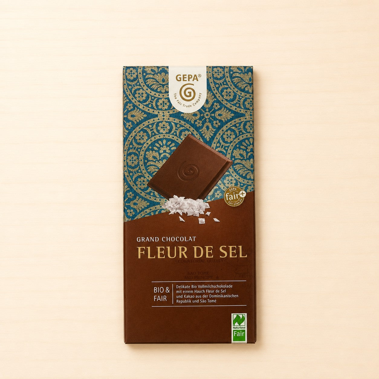 GEPA Grand Chocolat Fleur de Sel Bio-Vollmilchschokolade mit Fleur de Sel, 100-g-Tafel in blau-brauner Verpackung.