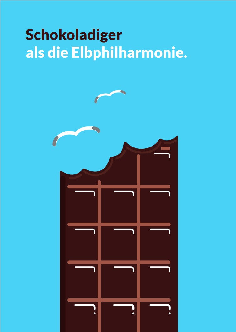 Blaue Postkartenvorderseite mit Elbphilharmonie in Schokoladenoptik, zwei graphische Möwen und Aufschrift "Schokoladiger als die Elbphilharmonie" in dunkelbraunen und weißen Lettern.