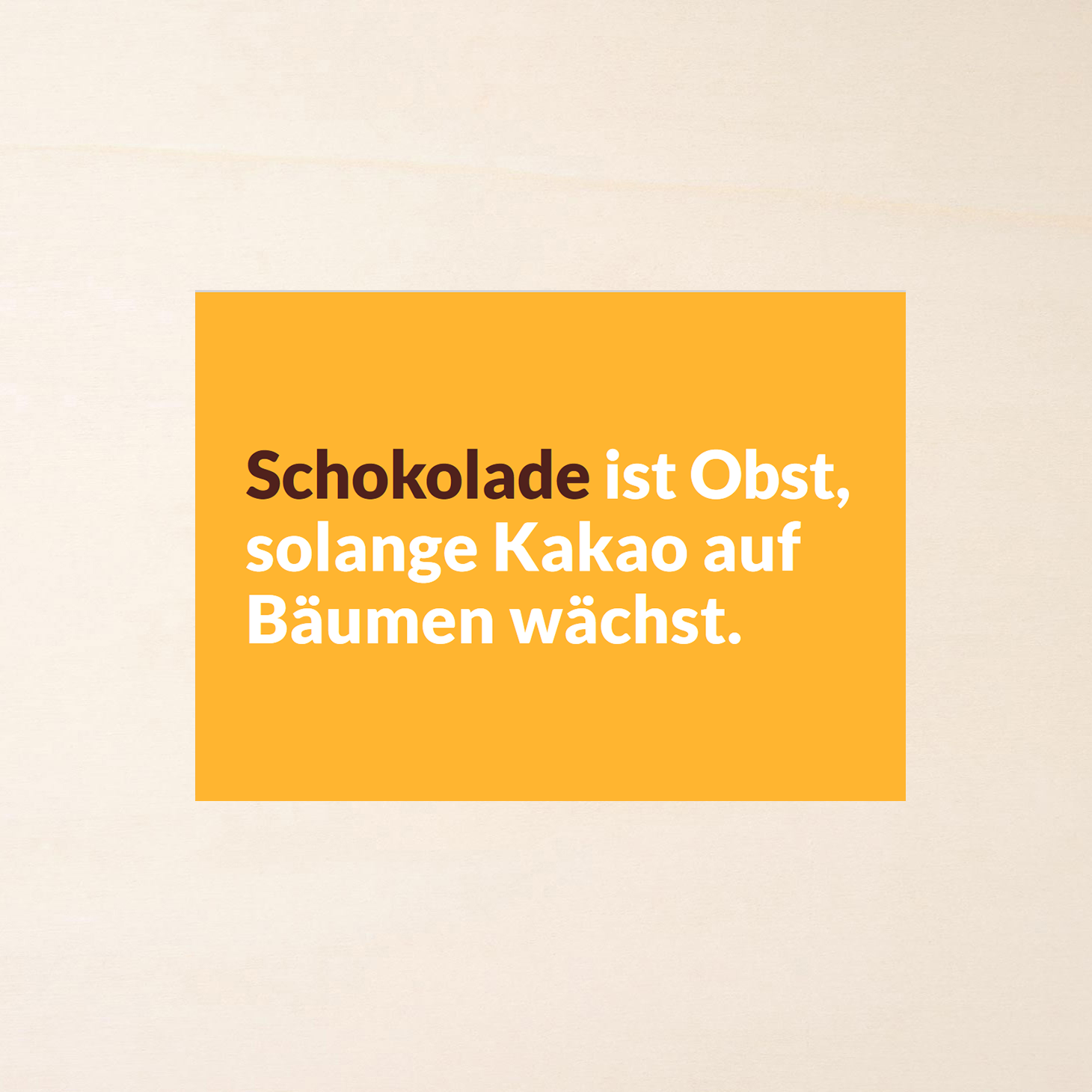 Postkarte mit Schoko-Spruch "Schokolade ist Obst, solange Kakao auf Bäumen wächst.