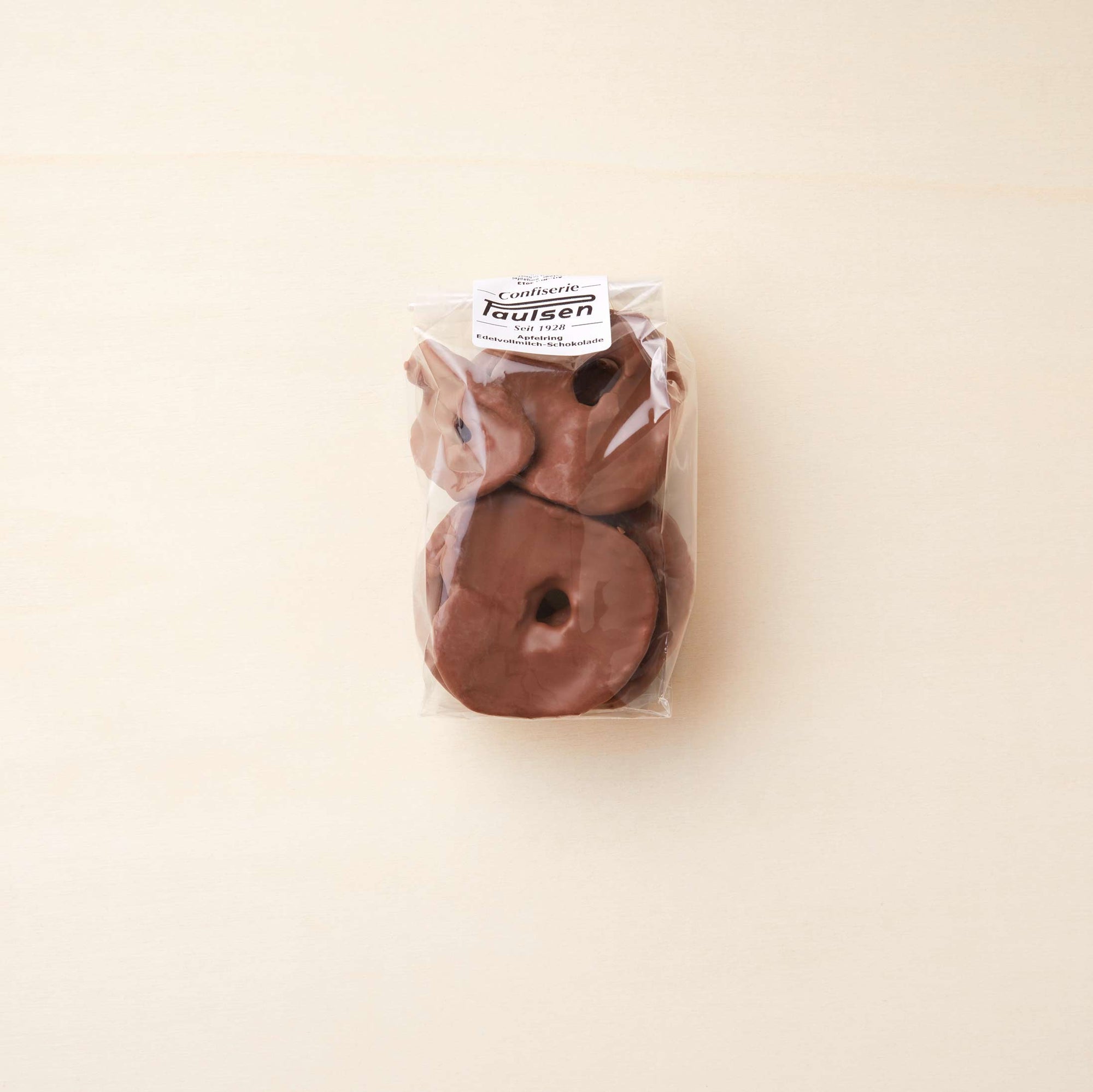 Durchsichtige Tüte mit Apfelringen in Edel-Vollmilch-Schokolade mit 38% Kakao von Confiserie Paulsen im Chocoversum