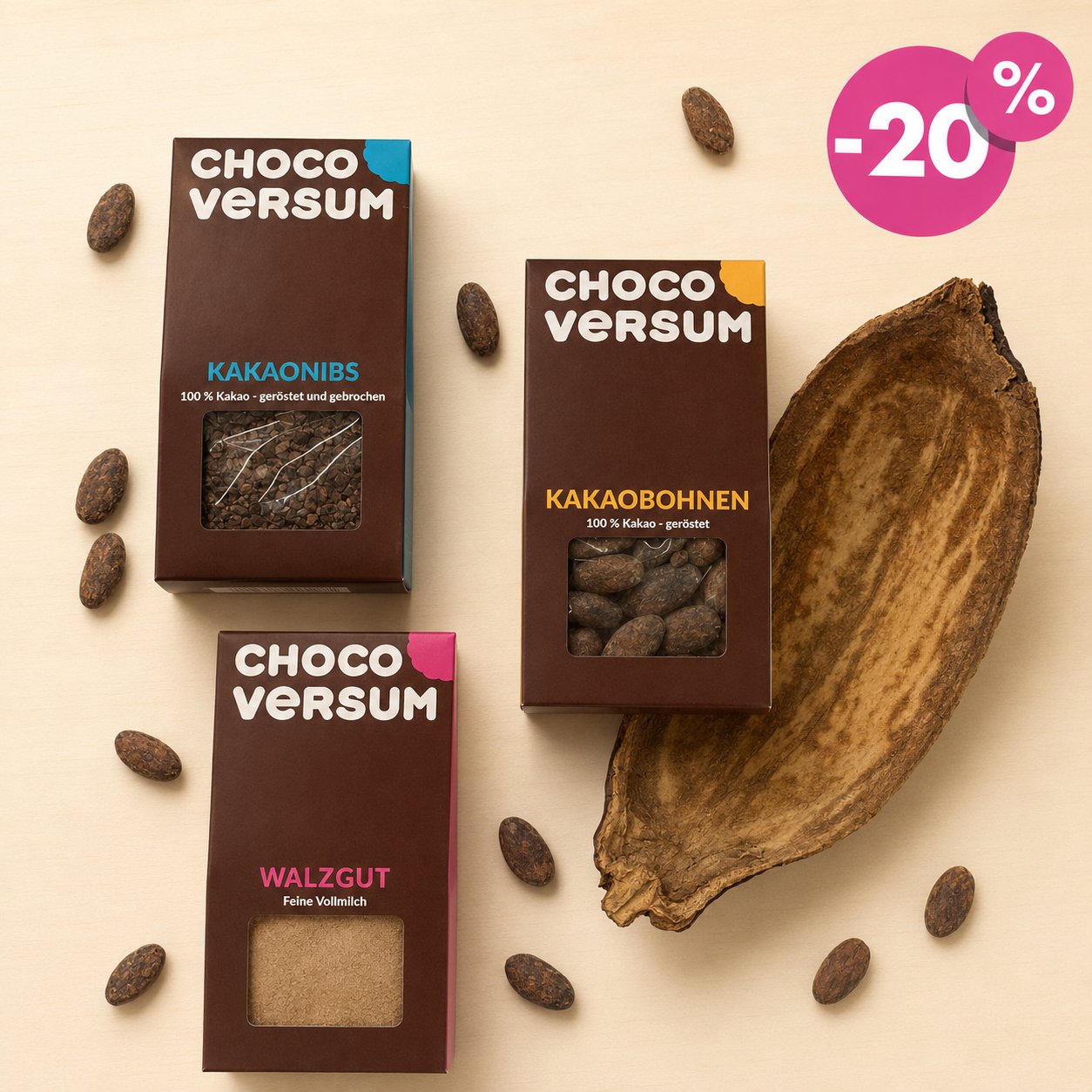 CHOCOVERSUM Kakao-Entdecker-Bundle mit Kakaonibs, Kakaobohnen, Walzgut und einer echten Kakaohalbschale, arrangiert auf hellem Hintergrund mit gerösteten Kakaobohnen und einem -20 %-Hinweis.