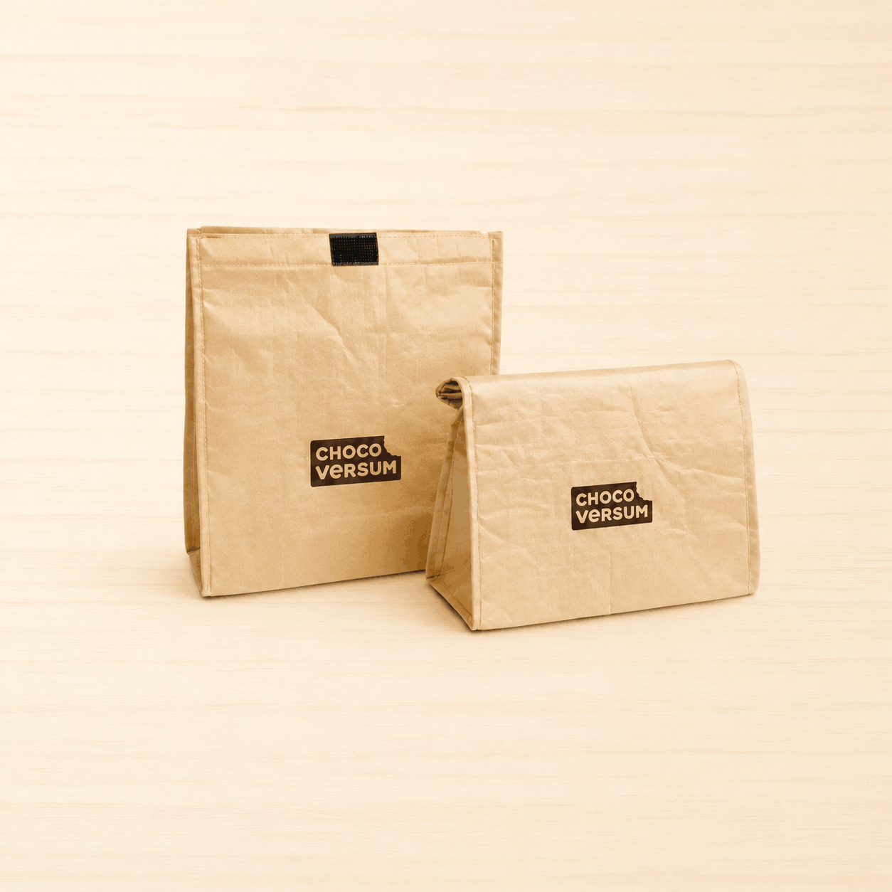 CHOCOVERSUM Lunchbag-Isoliertasche aus beigem, waschbarem Papier mit braunem Logo.