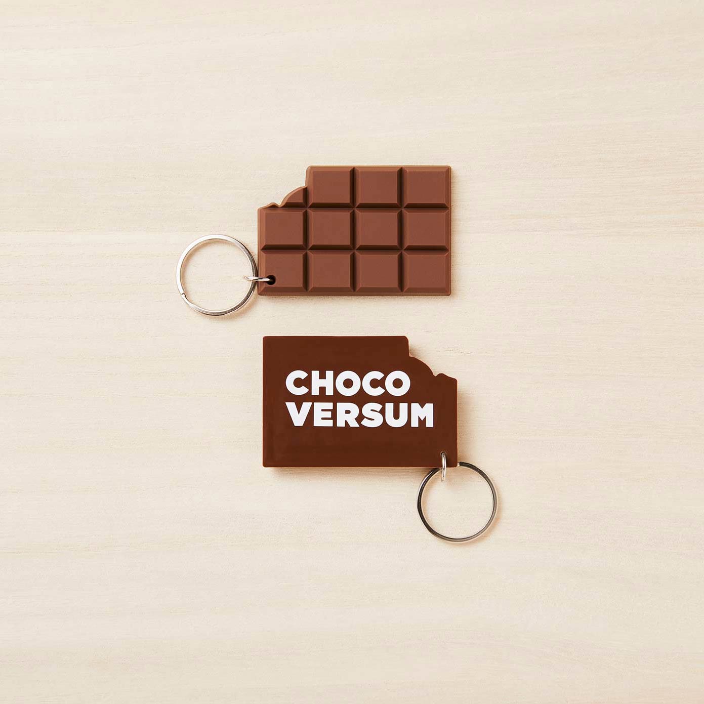 Schlüsselanhänger mit Schriftzug "Chocoversum" in Schokoladen-Tafel-Optik