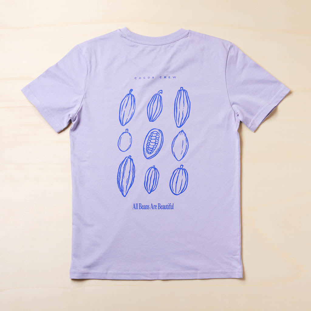 fliederfarbene T-Shirt Rückseite mit lila Aufdruck Cocoa Crew"All Beans Are Beautiful" und unterschiedliche Kakaofrüchte