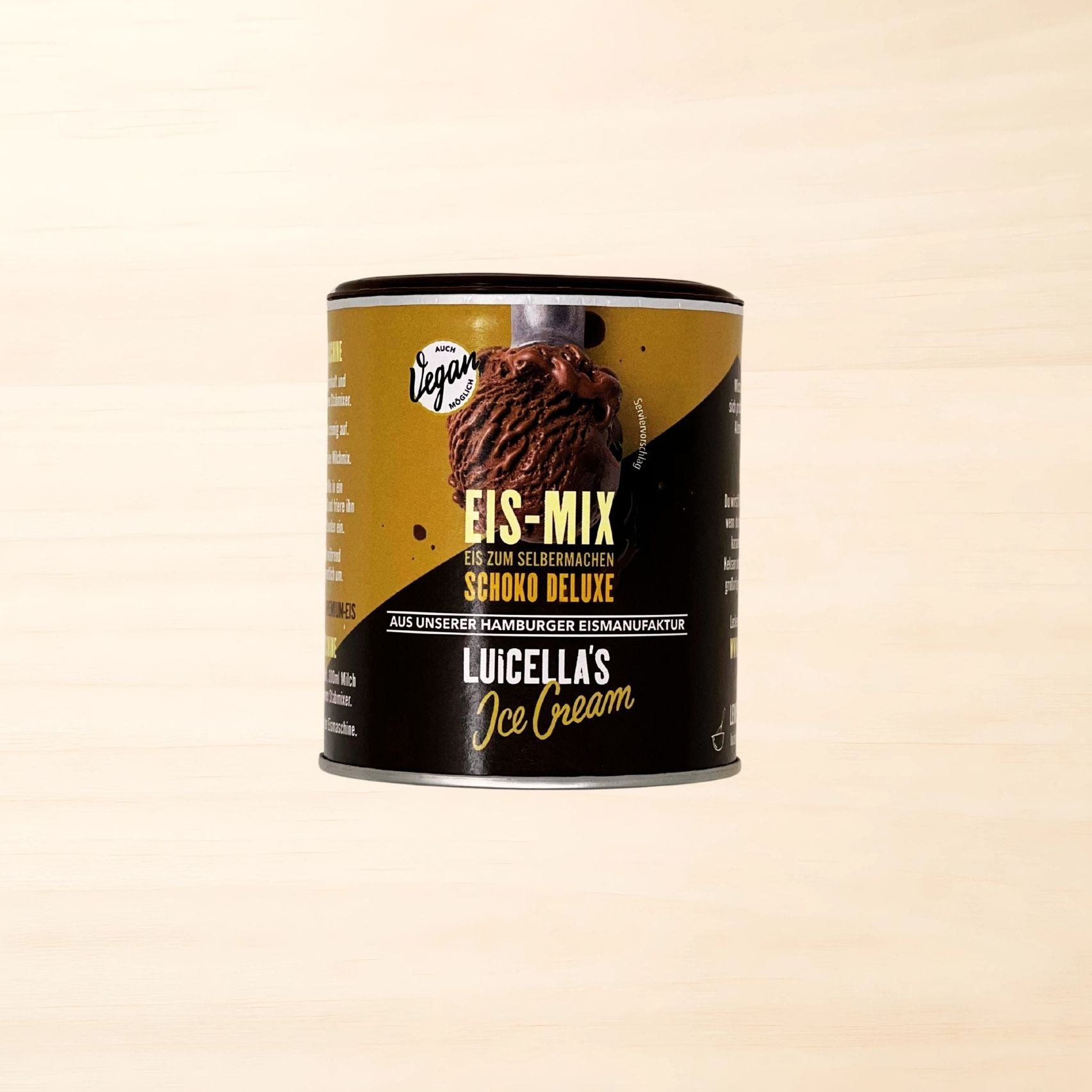 Konservendose mit Luicella’s Ice Cream „Eis-Mix Schoko Deluxe“ zum Selbermachen. Die schwarz-goldene Verpackung zeigt eine Kugel Schokoladeneis und trägt den Hinweis „Auch vegan möglich“. Freigestellt vor hellem, cremefarbenem Hintergrund.
