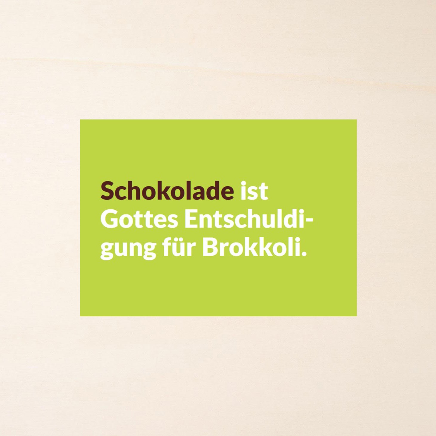 Postkarte mit Schoko-Spruch "Schokolade ist Gottes Entschuldigung für Brokkoli