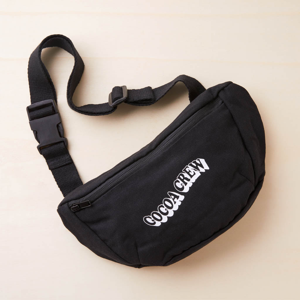 schwarze Bauchtasche mit weißem "Cocoa Crew" Aufdruck