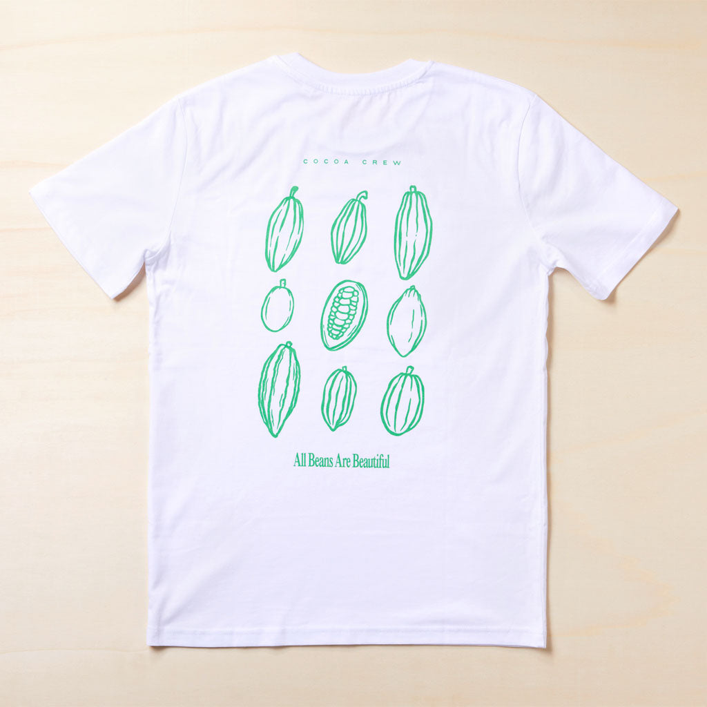 weiße T-Shirt Rückseite mit grünem Aufdruck Cocoa Crew"All Beans Are Beautiful" und unterschiedliche Kakaofrüchte